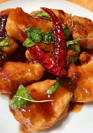 รูปของ CRISPY FISH WITH TAMARIND SAUCE | เนื้อปลาเน้นๆ ทอดกรอบราดซอสมะขาม