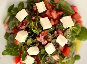 Una foto de Ensalada Meteoro con queso panela