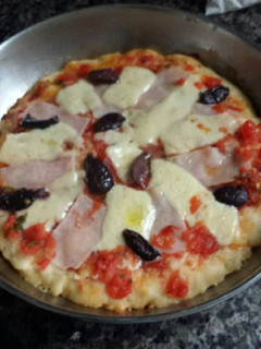 Una foto de Pizza con pan hecho en sartén