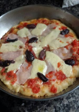 Una foto de Pizza con pan hecho en sartén