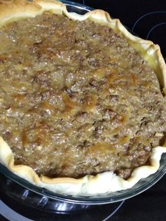 Una foto de Quiche de carne, queso de cabra y cebolla caramelizada