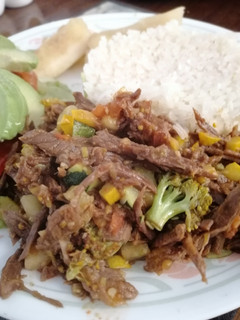 Una foto de Estofado de falda, zucchini y brócoli