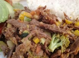Una foto de Estofado de falda, zucchini y brócoli
