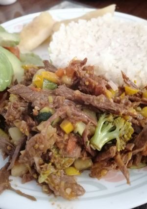 Una foto de Estofado de falda, zucchini y brócoli