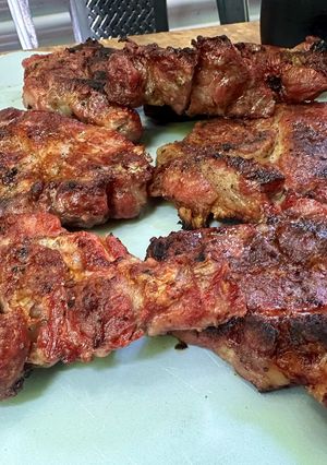 Una foto de Churrasquitos de bondiola a la parrilla