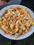 23. Ensalada de pasta con atún y huevo