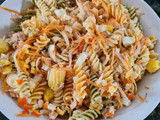 Ensalada de pasta con atún y huevo