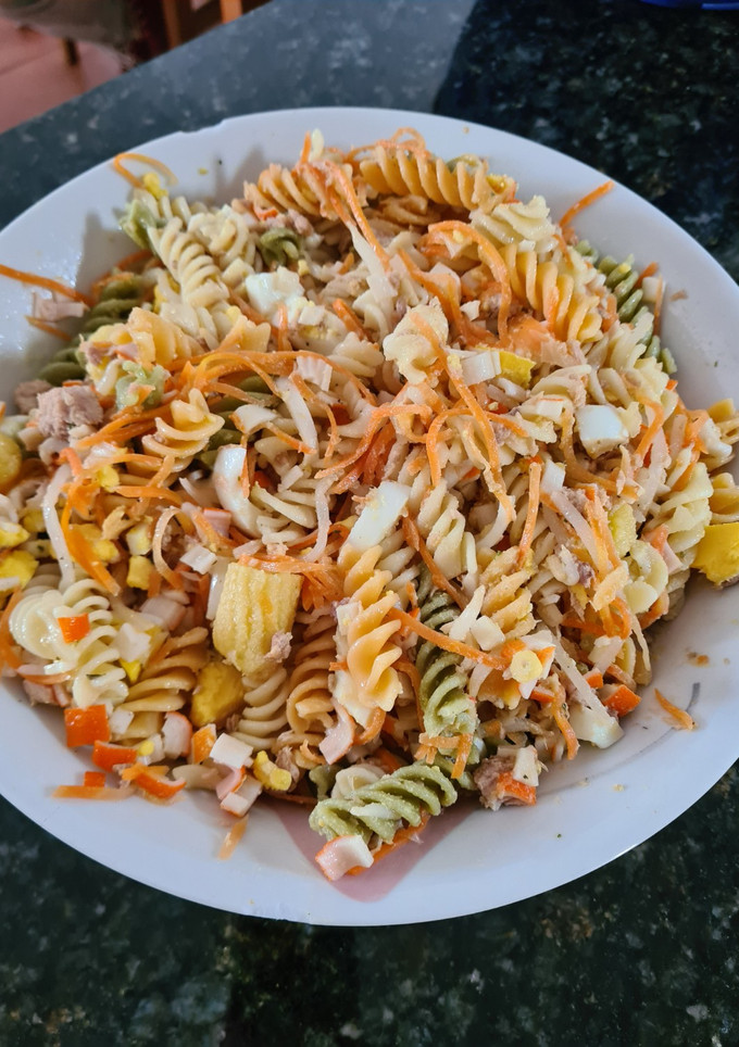 Una foto de Ensalada de pasta con atún y huevo
