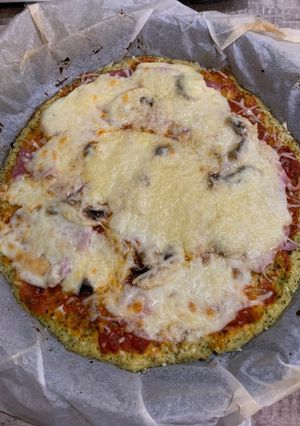 A picture of Cauliflower Pizza.