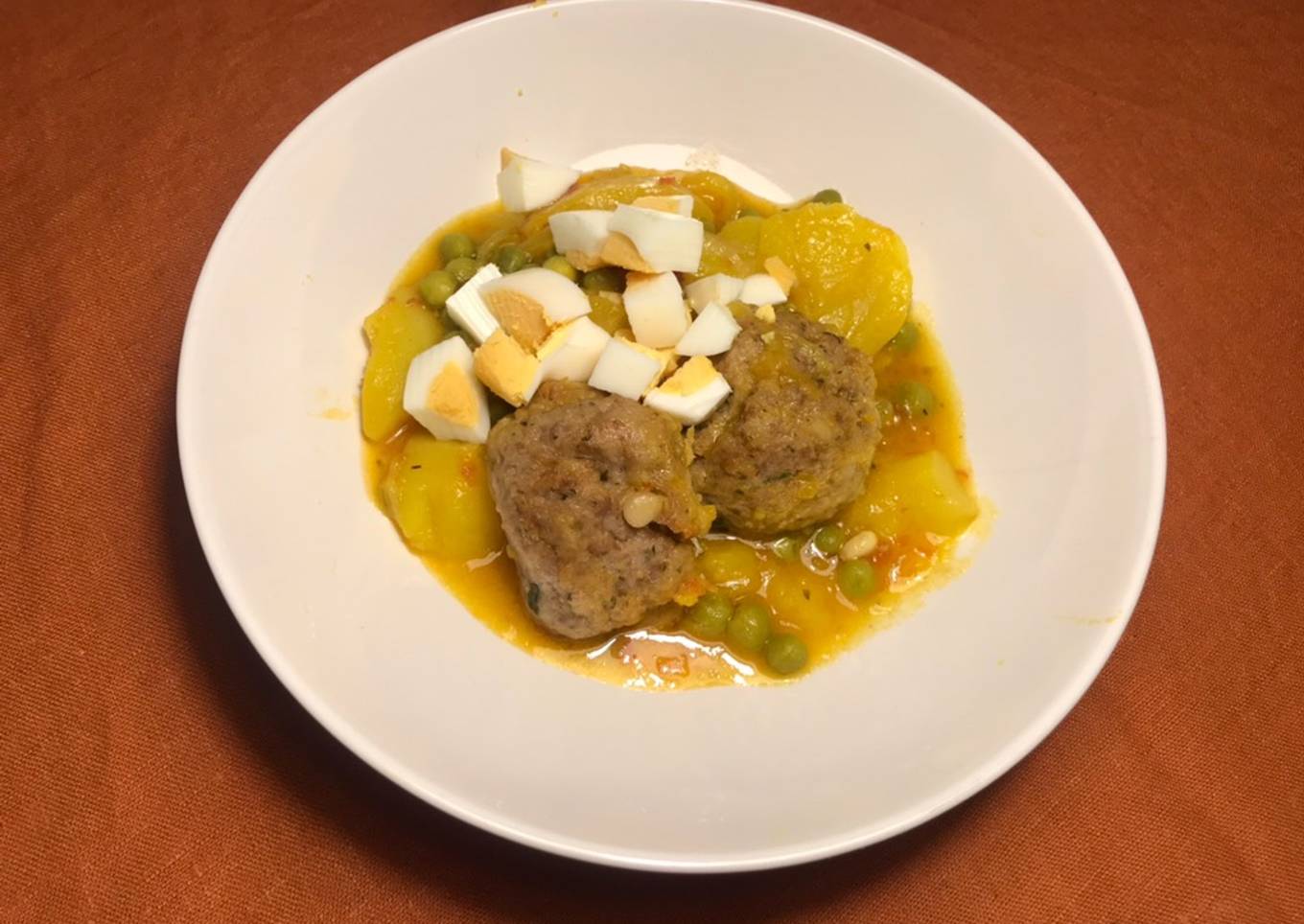 Patatas guisadas con albóndigas caseras, en olla exprés