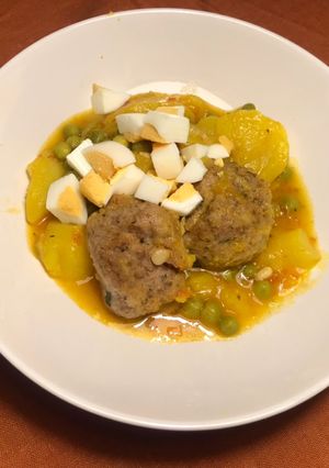 Una foto de Patatas guisadas con albóndigas caseras, en olla exprés