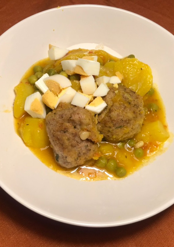 Una foto de Patatas guisadas con albóndigas caseras, en olla exprés