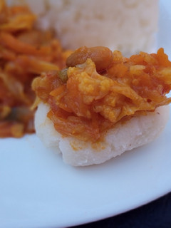 Una foto de Ugali con salsa chakalaka