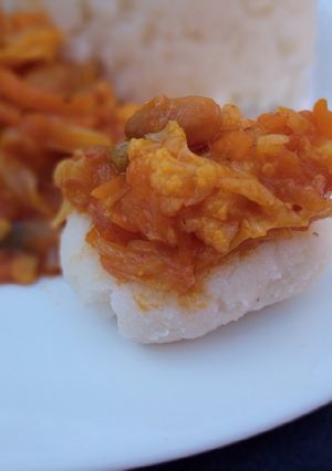 Una foto de Ugali con salsa chakalaka