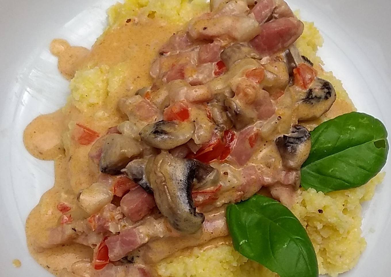 Polenta con salsa de pimientos y champiñones con lardons