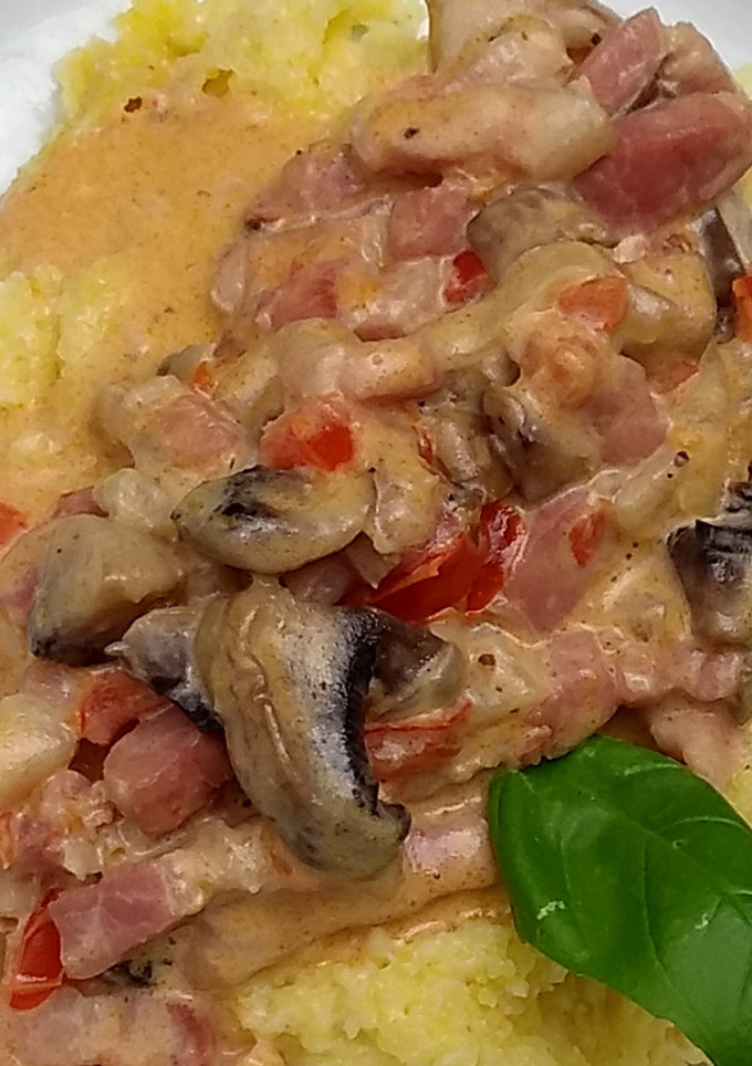 Una foto de Polenta con salsa de pimientos y champiñones con lardons