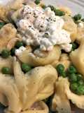 Tortellini con queso cottage