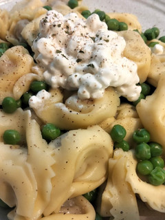 Una foto de Tortellini con queso cottage