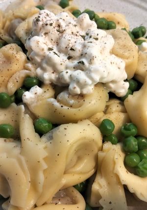 Una foto de Tortellini con queso cottage