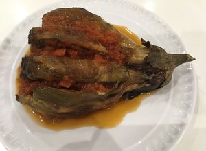 Una foto de Berenjenas con tomate