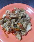 Wok de pollo con verduras y arroz