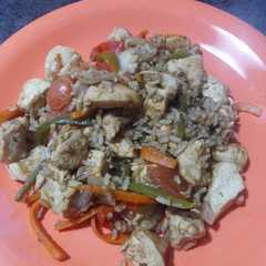 Una foto de Wok de pollo con verduras y arroz