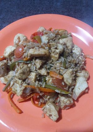 Una foto de Wok de pollo con verduras y arroz
