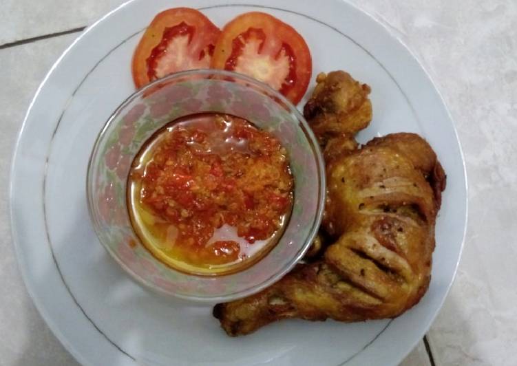 Langkah Mudah Menyiapkan Ayam goreng + sambal korek pedess poll Anti Gagal