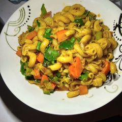 A picture of Macaroni and vegetables.