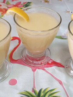 Una foto de Batido marroquí de limón y manzana refrescante y delicioso