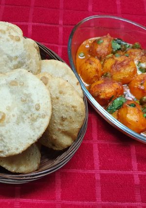 A picture of Radhaballavi & Aloo Dum.