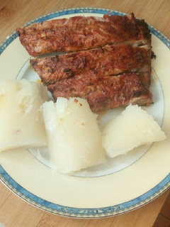 Una foto de Costilla adobada al horno acompañada de yuca