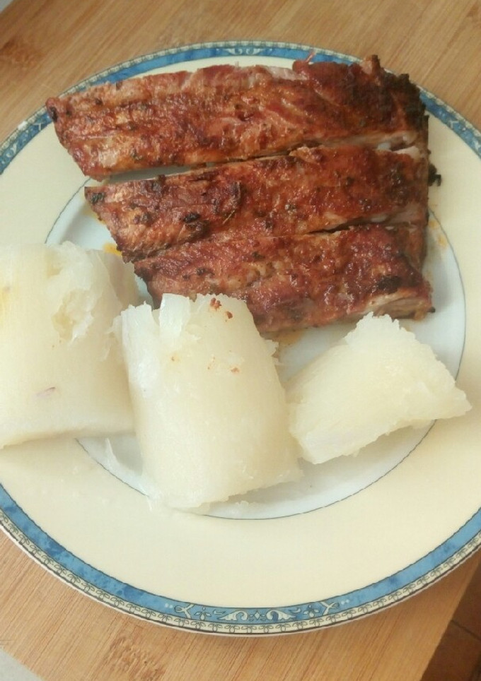 Una foto de Costilla adobada al horno acompañada de yuca