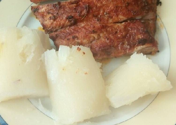 Costilla adobada al horno acompañada de yuca