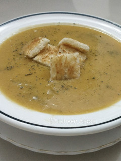 A picture of Turkish Lemony Lentil Soup.