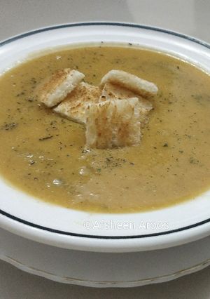 A picture of Turkish Lemony Lentil Soup.