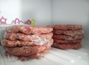 Una foto de Hamburguesa casera de carne roja, avena y chía