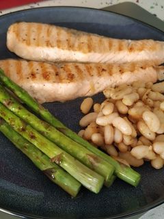 Una foto de Salmón a la plancha con trigueros y guarnición de alubia blanca