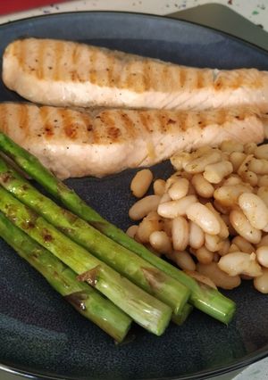 Una foto de Salmón a la plancha con trigueros y guarnición de alubia blanca
