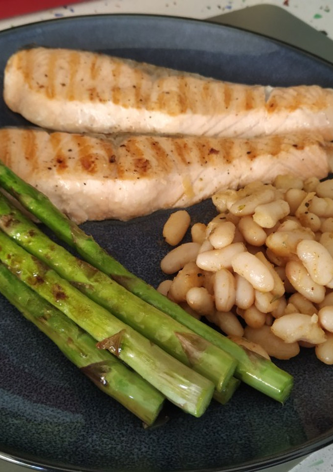 Una foto de Salmón a la plancha con trigueros y guarnición de alubia blanca