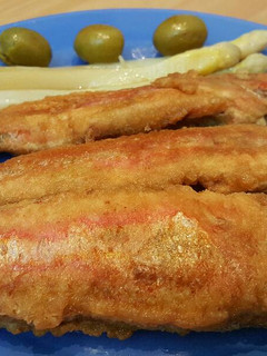Una foto de Salmonetes fritos con guarnición de espárragos