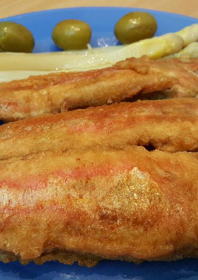 Una foto de Salmonetes fritos con guarnición de espárragos
