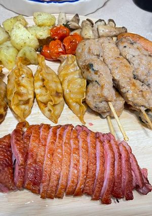 Hình của món Bánh xếp mandu, lườn ngỗng, nem xúc xích phômai.