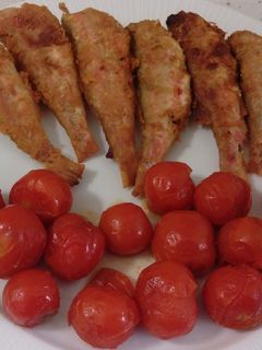 Una foto de Salmonetes fritos y tomatitos cherrys asados