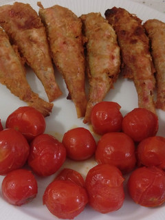 Una foto de Salmonetes fritos y tomatitos cherrys asados