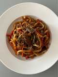 Noodles cremosi al miso e burro d’arachidi con maiale e verdure