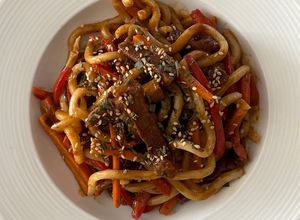 Foto di Noodles cremosi al miso e burro d’arachidi con maiale e verdure
