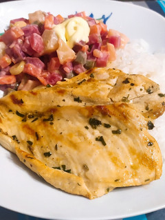 Una foto de Pollo a la Plancha con Ensalada Rusa