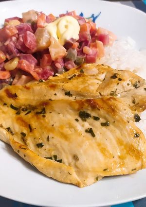 Una foto de Pollo a la Plancha con Ensalada Rusa