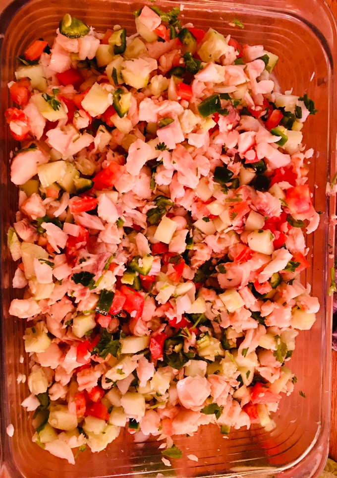 Una foto de Ceviche de pescado y camarón cocido